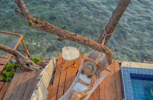 Koh Lan Hotel | White Beachfront Pool Villa Koh Larn