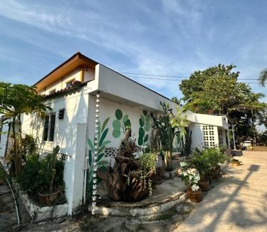 Na Chom Thian Hotel | White Corner