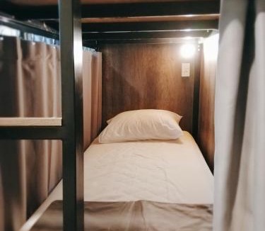 Thanon Phaya Thai Hostel | White House Hostel