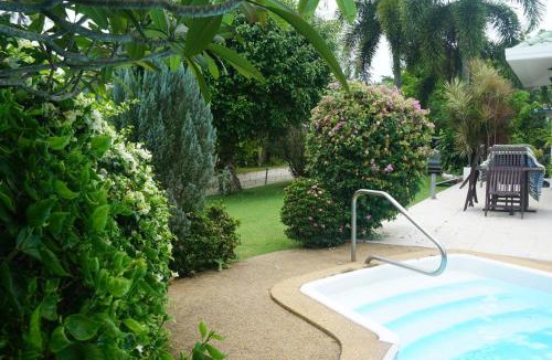 Hua Thanon Villa | White House Near The Beach