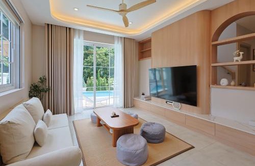 Chiang Mai Villa | White Wood Family Villa, 5 Kingbeds, 12 mins airport