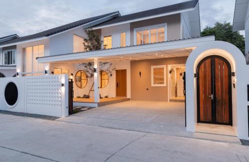 Chiang Mai Villa | White Wood Family Villa, 5 Kingbeds, 12 mins airport