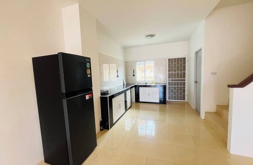 Ratsada Cottage | Winlee House is spacious, two-story with two bedrooms huge living room