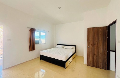 Ratsada Cottage | Winlee House is spacious, two-story with two bedrooms huge living room