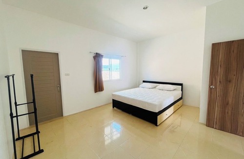 Ratsada Cottage | Winlee House is spacious, two-story with two bedrooms huge living room