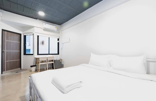 Nana Hotel | Yellow Place Sukhumvit Soi 2