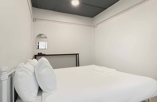 Nana Hotel | Yellow Place Sukhumvit Soi 2