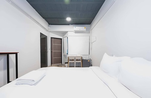 Nana Hotel | Yellow Place Sukhumvit Soi 2