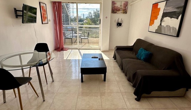 1 bedroom flat 200m from beach