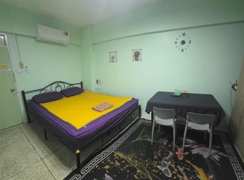 104 Spacious Studio with Private kitchen near Skytrain