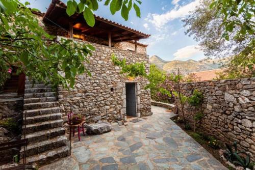 19th Century Stone Villa, Serence Garden! - Athina's Villa Mani in Miléa
