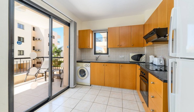 2 bed Apartment Overlooking Pool - Oroklini in Oroklini