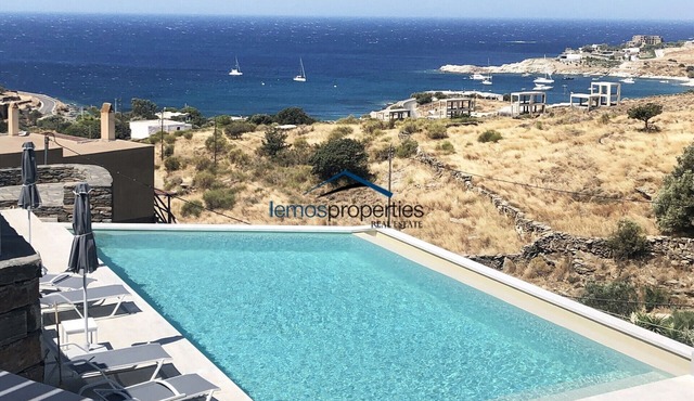 2 modern houses with 4 bedrooms, a swimming pool and a sea view