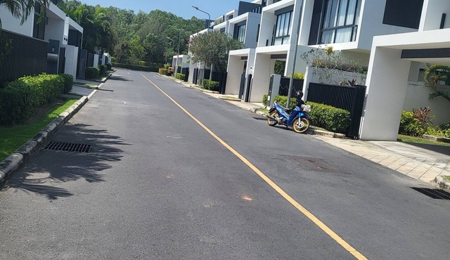3-bedroom townhome in charming Tambon Choeng Thale with WiFi, AC