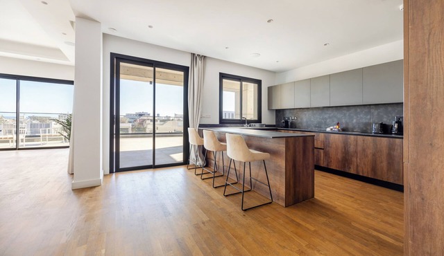 301 Piliou - Large Terrace & Rooftop Communal Pool in limassol