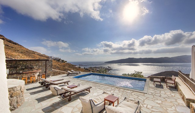 5 STARS Rated Traditional Villa W Infinite Sea View/Beach Walking Distance