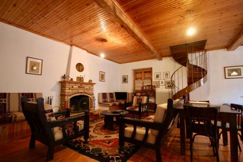 7hills Traditional Guesthouse By the Waterfall in Eptalofos