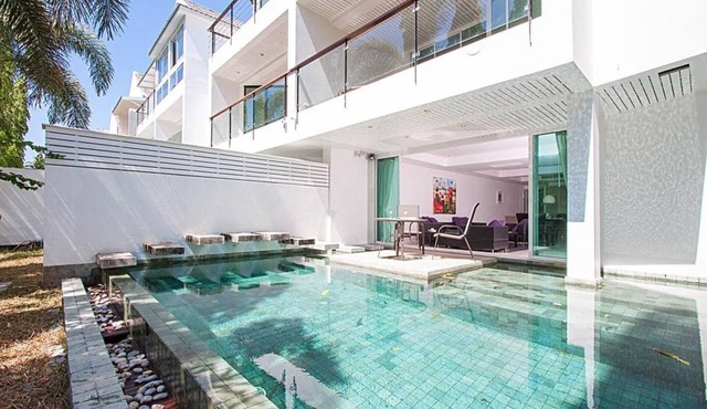 8 bedroom, 19 people. 2 pools,2 kitchens & lounges
