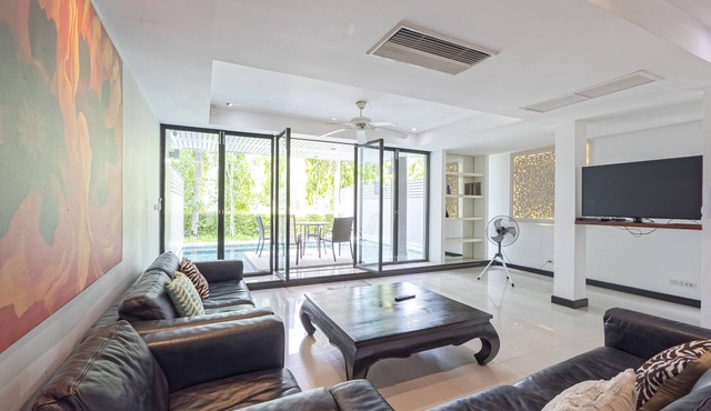 9 person townhouse, private pool, 10 mins to Patong beach, shopping & nightlife.