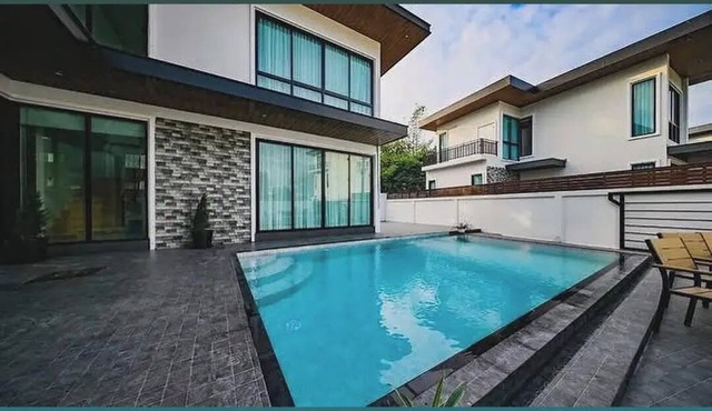 A luxury Pool villa for Friends & Family 5 Bedrooms pet friendly