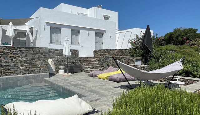 A quiet Cycladic-style family home with a pool and an exceptional ocean view.