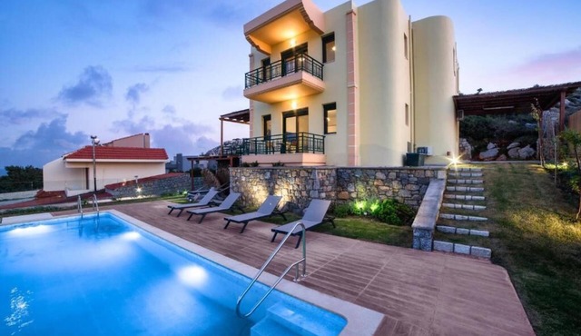 A spacious villa w/private pool - 10 ride min from the beach, center & old town! in Rhodes