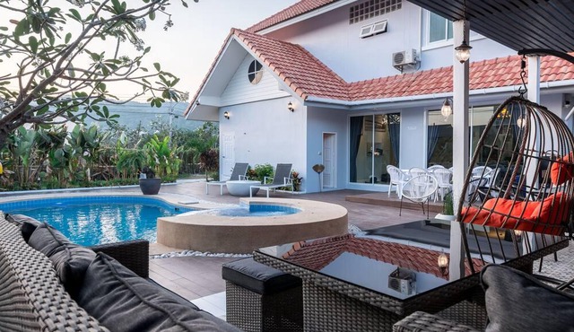 A villa in the heart of Hua Hin, 2.5 km from the Beach, a private swimming pool.
