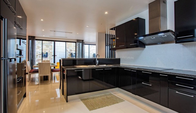 Amazing villa in Nai Harn with jacuzzi and pool. 10 minutes to the beach