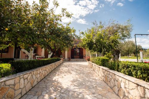 Anthoula's garden apartments in Perivolion