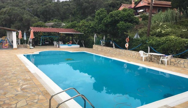 Apartment with Sea Views & Pool in Mpenitses