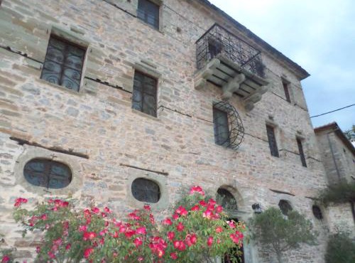 Archontiko Parisis in Lafkos