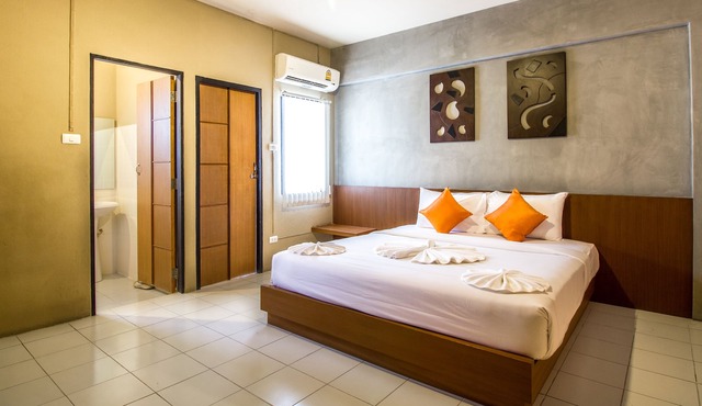 B2 Santitham (Wat Jed Yod) Boutique & Budget Hotel