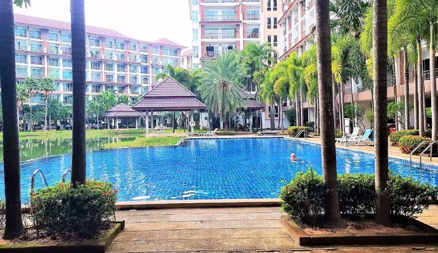 Bang Saray - lake & pool views