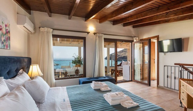 Beachfront House with Hot Tub, Walk to Everything!