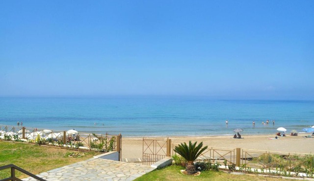 Beachfront 4-bed luxury suite - Agios Gordios Corfu Greece in Agios Gordios