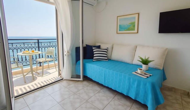 Beachfront Panorama Aprtmnt - Kythira Seafront Gem in Kithira