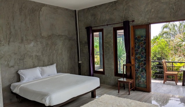 Beautiful Ground Floor 1-Bed Apartment 600m from the Beach in Muang