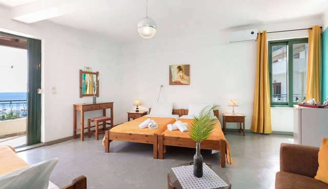 Bed and Breakfast 'Triple Room Sea View' with Sea View, Wi-Fi and Air Conditioning in Agia Galini