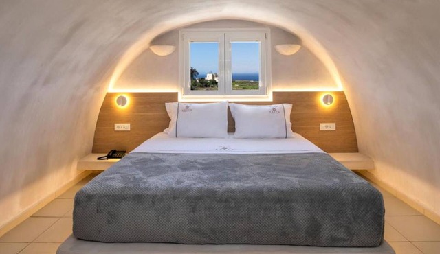 BH589 - C - Suite Santorini in Karterados