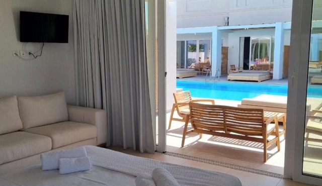 Blue Summer Luxury Suites in Kourouta