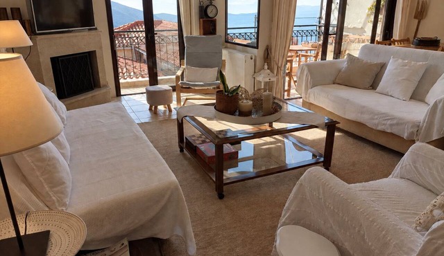 Breathe in Delphi - 3BR, Mountain & Sea View in Delfi