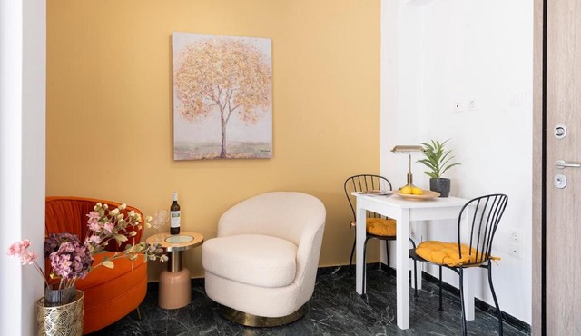 Bright Apartment with Spacious Balcony in Pagkrati in Athens