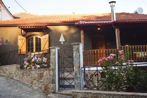 Capris Rustic Ηouse with Mountain View in Sikyona