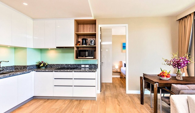 Contemporary 2 BR Suite |GYM-Balcony-Sauna-Kitchen