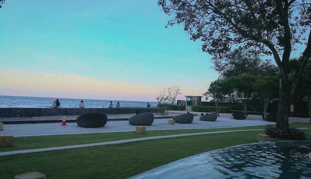 Conveniently situated in the center of Huahin. Nice decoration.