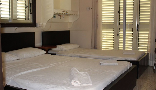 Costas Hostel Action in Tseri