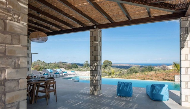 Countryside Villa w/Private Pool, BBQ & Ping-Pong!