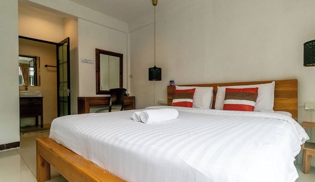 Cozy Studio with Workspace, Steps from BTS Phromphong