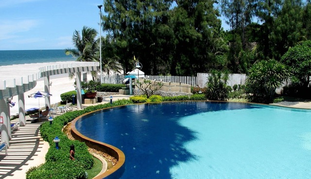 Direct Beach Access in downtown Hua Hin, 2-Bedroom fully furnished