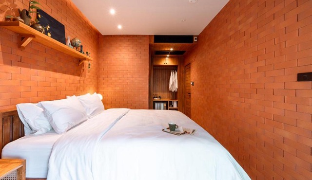 Easterly Room 01
